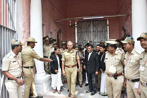 ಹುಬ್ಬಳ್ಳಿಯ ಕೇಂದ್ರ ಕಾರಾಗೃಹಕ್ಕೆ ಕಾರಾಗೃಹದ ಡಿಜಿಪಿ ಅಲೋಕ ಕುಮಾರ್ (alokkumar)ಬುಧವಾರ ಭೇಟಿ ನೀಡಿ ಪರಿಶೀಲಿಸಿದರು. 