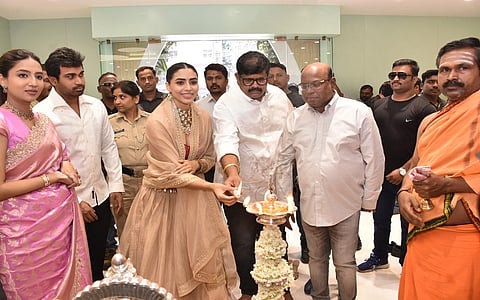 ಹುಬ್ಬಳ್ಳಿಯ ಗೋಕುಲ ರಸ್ತೆಯ ಗೋಯಾಜ್ (goyaz) ಸಿಲ್ವರ್ ಜುವೆಲರಿ ಸ್ಟೋರ್ ಅನ್ನು ಖ್ಯಾತ ನಟಿ ಸಪ್ತಮಿಗೌಡ ಶನಿವಾರ ಉದ್ಘಾಟಿಸಿದರು.