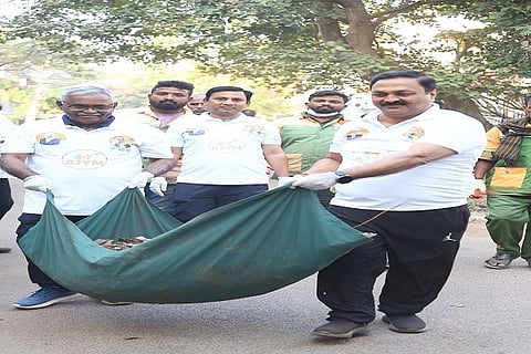 ಹುಬ್ಬಳ್ಳಿಯ ವಾರ್ಡ್ ನಂ. 48ರಲ್ಲಿ ಭಾನುವಾರ ಸ್ವಚ್ಛತಾ ಕಾರ್ಯ ನಡೆಸಿದ ಶಾಸಕ ಮಹೇಶ ಟೆಂಗಿನಕಾಯಿ ತಾವು ಸಂಗ್ರಹಿಸಿದ ಕಸವನ್ನು ಇತರರೊಂದಿಗೆ ವಿಲೇವಾರಿ ಮಾಡಿದರು(youths).