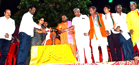 ಹುಬ್ಬಳ್ಳಿಯ ಶ್ರೀ ಸಿದ್ಧಾರೂಢ (siddarudha) ಮಠದ ಆವರಣದ ಪುಷ್ಕರಣಿಯಲ್ಲಿ ಶುಕ್ರವಾರ ಏರ್ಪಡಿಸಿದ್ದ ಆರೂಢ ಆರತಿಯನ್ನು ಮಾಜಿ ಸಚಿವ ಶಂಕರ ಪಾಟೀಲ ಮುನೇನಕೊಪ್ಪ ಉದ್ಘಾಟಿಸಿದರು.
