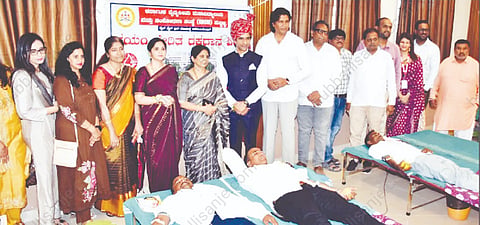 vasanta horatti ವಸಂತ ಹೊರಟ್ಟಿ ಜನ್ಮ ದಿನ ನಿಮಿತ್ತ ಹುಬ್ಬಳ್ಳಿಯ ಆಕ್ಸ್‌ಫರ್ಡ್ ಕಾಲೇಜ್‌ನಲ್ಲಿ ಶನಿವಾರ ಸ್ವಯಂ ಪ್ರೇರಿತ ರಕ್ತದಾನ ಶಿಬಿರ ನಡೆಯಿತು.