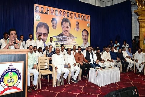 ಹುಬ್ಬಳ್ಳಿಯಲ್ಲಿ ಸೋಮವಾರ ಏರ್ಪಡಿಸಿದ್ದ ವಸತಿ ಸಮುಚ್ಛಯ ಉದ್ಘಾಟನಾ ಸಮಾರಂಭ ಮುಂಚಿನ ಪೂರ್ವಭಾವಿ ಸಭೆಯಲ್ಲಿ ವಸತಿ ಸಚಿವ ಬಿ.ಝಡ್. ಜಮೀರ್ (Zameer) ಅಹ್ಮದ್ ಖಾನ್ ಮಾತನಾಡಿದರು.