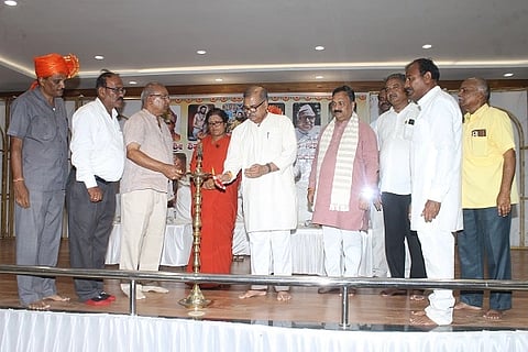 ಹುಬ್ಬಳ್ಳಿಯಲ್ಲಿ ಭಾನುವಾರ ಏರ್ಪಡಿಸಿದ್ದ (haralayya) ಶ್ರೀ ಶಿವಶರಣ ಹರಳಯ್ಯ ಹಾಗೂ ಸಂತ ಶಿರೋಮಣಿ ರವಿದಾಸರ ಜಯಂತ್ಯುತ್ಸವ ಕಾರ್ಯಕ್ರಮವನ್ನು ಆರ್‌ಎಸ್‌ಎಸ್ ಅಖಿಲ ಭಾರತ ವ್ಯವಸ್ಥಾ ಪ್ರಮುಖ ಮಂಗೇಶ ಭೇಂಡೆ ಉದ್ಘಾಟಿಸಿದರು.