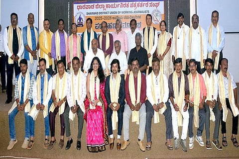 ಹುಬ್ಬಳ್ಳಿಯ ಕೆಸಿಸಿಐ ಸಭಾಂಗಣದಲ್ಲಿ ಮಂಗಳವಾರ ಏರ್ಪಡಿಸಿದ್ದ ಧಾರವಾಡ ಜಿಲ್ಲಾ ಕಾರ್ಯನಿರತ ಪತ್ರಕರ್ತರ ಸಂಘದ ನೂತನ ಪದಾಧಿಕಾರಿಗಳು (journalist) ಅಧಿಕಾರ ಸ್ವೀಕರಿಸಿದರು. 