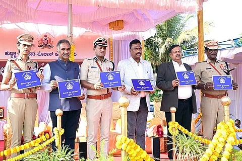 ಹುಬ್ಬಳ್ಳಿಯಲ್ಲಿ ಏರ್ಪಡಿಸಿದ್ದ ಪೊಲೀಸ್ ಧ್ವಜ ದಿನಾಚರಣೆ ಕಾರ್ಯಕ್ರಮದಲ್ಲಿ ಪೊಲೀಸ್ ಆಯುಕ್ತ ಎನ್. ಶಶಿಕುಮಾರ ಅವರು ಪೊಲೀಸ್ ಧ್ವಜಗಳನ್ನು ಬಿಡುಗಡೆಗೊಳಿಸಿದರು (vsv prasad).