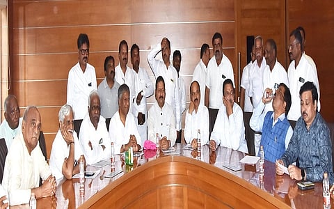 ಹುಬ್ಬಳ್ಳಿಯಲ್ಲಿ ಬುಧವಾರ ಪಂಚಮಸಾಲಿ panchamasali peethaಪೀಠದ ವಿವಾದಗಳ ಕುರಿತು ಪಂಚಮಸಾಲಿ ಲಿಂಗಾಯತ ಸಮಾಜದ ಮುಖಂಡರು ವಿಜಯಪುರ ಶಾಸಕ ಬಸನಗೌಡ ಪಾಟೀಲ ಯತ್ನಾಳ ನೇತೃತ್ವದಲ್ಲಿ ಬುಧವಾರ ಸಭೆ ನಡೆಸಿದರು.