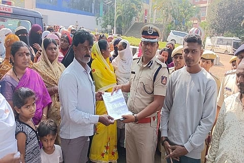 ಕೊಲೆ ಪ್ರಕರಣದ ಆರೋಪಿಗಳನ್ನು ಬಂಧಿಸುವಂತೆ (arrest) ಆಗ್ರಹಿಸಿ ಸಹೋದರ ಮೈನುದ್ದೀನ ಆದಂಬೈ, ನವನಗರದ ಹು-ಧಾ ಪೊಲೀಸ್ ಆಯುಕ್ತಾಲಯದಲ್ಲಿ ಆಯುಕ್ತ ಎನ್. ಶಶಿಕುಮಾರ ಅವರಿಗೆ ಗುರುವಾರ ಮನವಿ ಸಲ್ಲಿಸಿದರು.