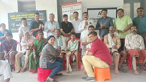 ಹುಬ್ಬಳ್ಳಿಯ ಮಹಾವೀರ ಲಿಂಬ್ ಸೆಂಟರ್‌ನಲ್ಲಿ ಅಂಪೈರ್ ಅಭಿಜಿತ್ ಬೆಂಗೇರಿ (abhijit bengeri) ಹಾಗೂ ವಿಮರ್ಷಾ ಹೋತಪೇಟ ಅವರು ಅಂಗವಿಕಲರಿಗೆ ಗುರುವಾರ ಕೃತಕ ಕಾಲು ಜೋಡಿಸಿದರು.