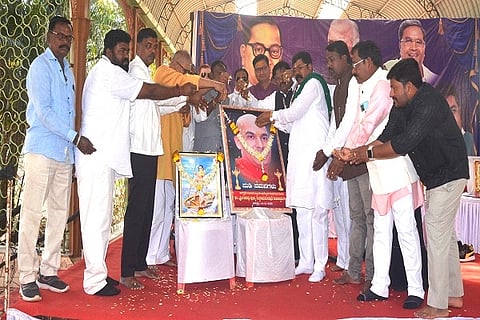 ಅಹಿಂದ (ahinda) ಕರ್ನಾಟಕ ರಾಜ್ಯ ಒಕ್ಕೂಟದಿಂದ ಹುಬ್ಬಳ್ಳಿಯಲ್ಲಿ ಬುಧವಾರ ಏರ್ಪಡಿಸಿದ್ದ ಅಹಿಂದ ಜಾಗೃತಿ ಸಮಾವೇಶವನ್ನು ಉದ್ಘಾಟಿಸಲಾಯಿತು.