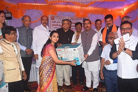 ಹುಬ್ಬಳ್ಳಿಯ ಎಸ್‌ಎಸ್‌ಕೆ (ssk) ಸಣ್ಣ ಕೈಗಾರಿಕೆಗಳ ಸಂಘದ ನೂತನ ಕಟ್ಟಡ ಉದ್ಘಾಟನಾ ಕಾರ್ಯಕ್ರಮದಲ್ಲಿ ಕೇಂದ್ರ ಸಚಿವ ಪ್ರಲ್ಹಾದ ಜೋಶಿ, ಸಂಸದ ಜಗದೀಶ ಶೆಟ್ಟರ್ ಅವರು ಮಹಿಳೆಯರಿಗೆ ಭಾನುವಾರ ಹೊಲಿಗೆ ಯಂತ್ರಗಳನ್ನು ವಿತರಿಸಿದರು.