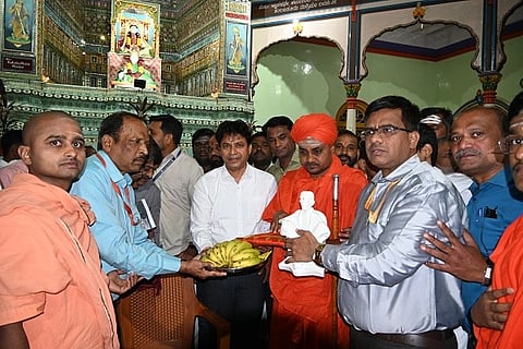 ಹುಬ್ಬಳ್ಳಿಯ ಶ್ರೀ ಸಿದ್ಧಾರೂಢರ ಮಠಕ್ಕೆ ಬುಧವಾರ ಭೇಟಿ ನೀಡಿದ ಕೊಪ್ಪಳ ಗವಿಮಠದ ಶ್ರೀ ಅಭಿನವ ಗವಿಸಿದ್ಧೇಶ್ವರ ಸ್ವಾಮೀಜಿಗಳನ್ನು (gavishree)ಸನ್ಮಾನಿಸಲಾಯಿತು.