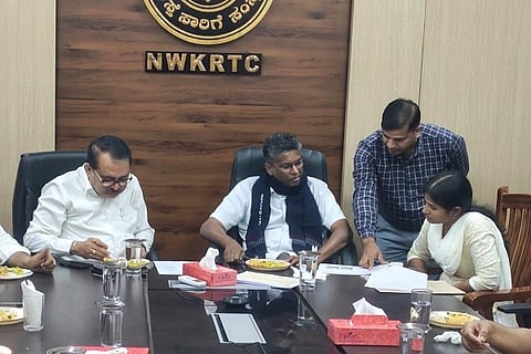 (nwksrtc) ಲೋಕೋಪಯೋಗಿ ಸಚಿವ ಸತೀಶ ಜಾರಕಿಹೊಳಿ ಮಂಗಳವಾರ ಅಧಿಕಾರಿಗಳೊಂದಿಗೆ ಚರ್ಚಿಸಿದರು.