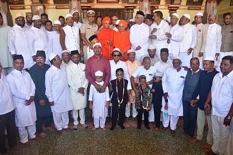 ರಂಜಾನ್ (ramzan) ಹಬ್ಬದ ನಿಮಿತ್ತ ಹುಬ್ಬಳ್ಳಿಯ ಈದ್ಗಾ ಮೈದಾನದಲ್ಲಿ ಮುಸ್ಲಿಮರು ಶನಿವಾರ ಸಾಮೂಹಿಕ ಪ್ರಾರ್ಥನೆ ಸಲ್ಲಿಸಿದರು.
