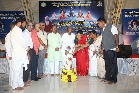 ಹುಬ್ಬಳ್ಳಿಯ ಪಿರಮಿಡ್ (piramid) ಧ್ಯಾನ ಕೇಂದ್ರದಲ್ಲಿ ಭಾನುವಾರ ಏರ್ಪಡಿಸಿದ್ದ ಧ್ಯಾನ ಕಾರ್ಯಕ್ರಮವನ್ನು ಪಿರಮಿಡ್ ಕಾರ್ಯದರ್ಶಿ ನೀಲಕಂಠ ಆಕಳವಾಡಿ, ಸೀನಿಯರ್ ಪಿರಮಿಡ್ ಮಾಸ್ಟರ್ ವಿಶಾಲಾಕ್ಷಿ ಆಕಳವಾಡಿ ಉದ್ಘಾಟಿಸಿದರು.
