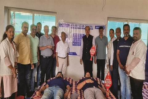 ಹುಬ್ಬಳ್ಳಿಯ ದೇಶಪಾಂಡೆ ನಗರದ ಜಿಮ್ಖಾನ ಸಭಾಂಗಣದಲ್ಲಿ ಇತ್ತೀಚೆಗೆ ಏರ್ಪಡಿಸಿದ್ದ ರಕ್ತದಾನ (blood) ಶಿಬಿರದಲ್ಲಿ ಹಲವರು ಸ್ವಯಂಪ್ರೇರಿತರಾಗಿ ರಕ್ತದಾನ ಮಾಡಿದರು.