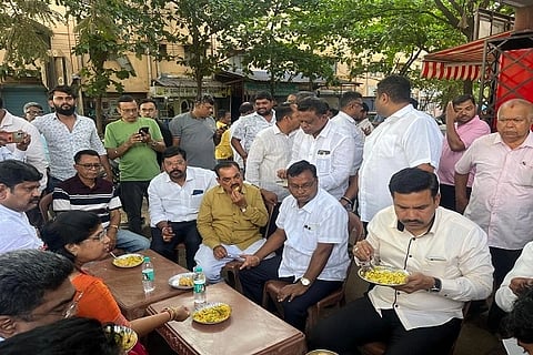 ಹುಬ್ಬಳ್ಳಿಯ ಸಿದ್ಧಾರೂಢ ಟಿ ಸೆಂಟರ್‌ನಲ್ಲಿ ಬಿಜೆಪಿ ರಾಜ್ಯಾಧ್ಯಕ್ಷ ಬಿ.ವೈ. ವಿಜಯೇಂದ್ರ  (vijayendra) ಅವರು ಭಾನುವಾರ ಗಿರಿಮಿಟ್, ಭಜ್ಜಿ ಸವಿದರು. 