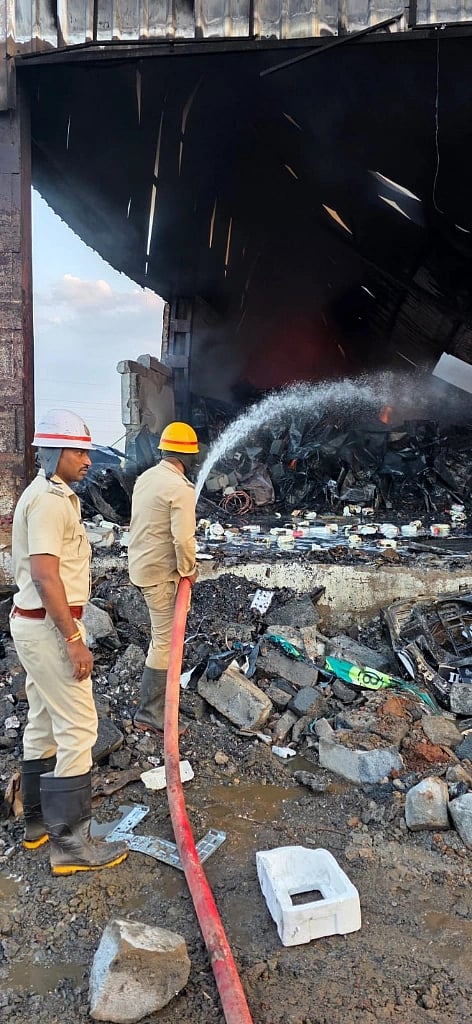 ಹುಬ್ಬಳ್ಳಿಯ ಕುಸುಗಲ್ ರಸ್ತೆಯ ಝಡೀಕೋ ಗೋದಾಮಿಗೆ ಭಾನುವಾರ ತಗುಲಿದ್ದ ಬೆಂಕಿಯನ್ನು (fire) ಅಗ್ನಿಶಾಮಕ ದಳದ ಸಿಬ್ಬಂದಿ ನಂದಿಸಿದರು.