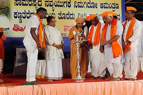 ಹುಬ್ಬಳ್ಳಿಯ ನವನಗರದಲ್ಲಿ ಭಾನುವಾರ ಏರ್ಪಡಿಸಿದ್ದ ಬೃಹತ್ ಹಿಂದೂ  (hindu) ಸಮಾವೇಶವನ್ನು ಶ್ರೀ ಸದಾಶಿವಾನಂದ ಸ್ವಾಮೀಜಿ ಉದ್ಘಾಟಿಸಿದರು.