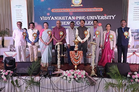 ಹುಬ್ಬಳ್ಳಿಯ ವಿದ್ಯಾನಿಕೇತನ (vidyaniketana) ಪದವಿ ಪೂರ್ವ ವಿಜ್ಞಾನ ಮಹಾವಿದ್ಯಾಲಯದಲ್ಲಿ ಸೋಮವಾರ ಏರ್ಪಡಿಸಿದ್ದ ಕಾಲೇಜಿನ 18 ನೇ ವಾರ್ಷಿಕೋತ್ಸವ ಸಮಾರಂಭವನ್ನು ಉದ್ಘಾಟಿಸಲಾಯಿತು.