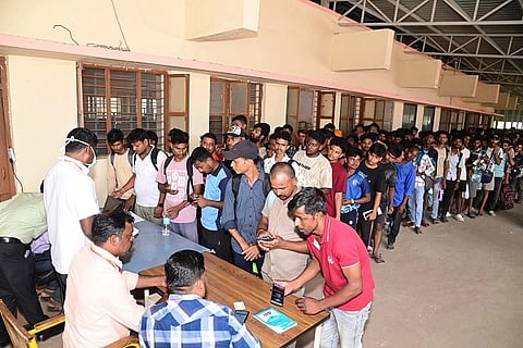 ಹುಬ್ಬಳ್ಳಿಗೆ ಆಗಮಿಸಿರುವ Bangladeshi citizens ಪ್ರಯಾಣಿಕರನ್ನು ಕಂದಾಯ ಇಲಾಖೆ ಅಧಿಕಾರಿಗಳು ದಾಖಲಾತಿಗಳನ್ನು ಶನಿವಾರ ಪರಿಶೀಲಿಸಿದರು.