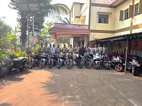 ಕುಖ್ಯಾತ ಅಂತರಜಿಲ್ಲಾ ದ್ವಿಚಕ್ರ ವಾಹನ ಕಳ್ಳ (thief) ಸೈಯದ್ ಅಲಿ ಅಲಿಯಾಸ್ ಹರ್ಷಾನನ್ನು ಹುಬ್ಬಳ್ಳಿಯ ಕೇಶ್ವಾಪೂರ ಠಾಣೆ ಪೊಲೀಸರು ಬಂಧಿಸಿ, ಬೈಕ್‌ಗಳನ್ನು ಜಪ್ತಿ ಮಾಡಿದ್ದಾರೆ.