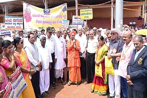 ವಿವಿಧ ಬೇಡಿಕೆ ಈಡೇರಿಕೆಗೆ ಆಗ್ರಹಿಸಿ (seniors protest)ರಾಜ್ಯ ಹಿರಿಯ ನಾಗರಿಕರು ಹಾಗೂ ನಿವೃತ್ತ ನೌಕರರ ಕ್ಷೇಮಾಭಿವೃದ್ಧಿ ಸಂಘದ ನೇತೃತ್ವದಲ್ಲಿ ಹುಬ್ಬಳ್ಳಿಯಲ್ಲಿ ಮಂಗಳವಾರ ಪ್ರತಿಭಟನಾ ಮೆರವಣಿಗೆ ನಡೆಯಿತು.