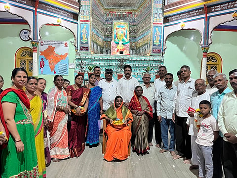 ಹುಬ್ಬಳ್ಳಿಯ ಶ್ರೀ ಸಿದ್ಧಾರೂಢ (siddarudha) ಸ್ವಾಮಿಗಳ ಮಠದ ಕೈಲಾಸ ಮಂಟಪದಲ್ಲಿ ಮಾತೋಶ್ರೀ ಅಮೃತಾನಂದ ಅವರನ್ನು ಶನಿವಾರ ಸನ್ಮಾನಿಸಲಾಯಿತು.