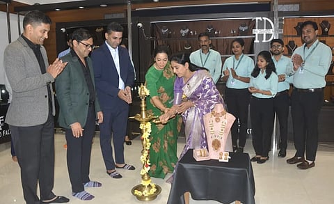 ಹುಬ್ಬಳ್ಳಿಯಲ್ಲಿ ಟಿಡಿಎಫ್’ ಡೈಮಂಡ್ ಫ್ಯಾಕ್ಟರಿ ವಜ್ರ ಮತ್ತು ಚಿನ್ನಾಭರಣ ಕಂಪನಿಯ ವಜ್ರ ಮತ್ತು ಚಿನ್ನಾಭರಣಗಳ jewelry ವಿಶೇಷ ಪ್ರದರ್ಶನ ಮತ್ತು ಮಾರಾಟ ಮೇಳವನ್ನು ಕೇಶವ ದೇಸಾಯಿ ಆ್ಯಂಡ್ ಕಂಪನಿ ಸಂಸ್ಥಾಪಕರು ಮತ್ತು ಪಾಲುದಾರರಾದ ಕರುಣಾ ದೇಸಾಯಿ ಹಾಗೂ ನಿಧಿ ದೇಸಾಯಿ ಸೋಮವಾರ ಉದ್ಘಾಟಿಸಿದರು