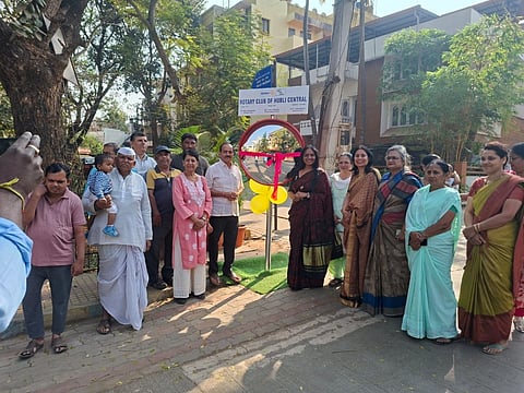ಹುಬ್ಬಳ್ಳಿಯ (traffic) ವಿದ್ಯಾನಗರದ ಓಲ್ಡ್ ಇನ್‌ಕಮ್ ಟ್ಯಾಕ್ಸ್ ರಸ್ತೆಯಲ್ಲಿ ರಾಜ್ಯ ಬಿಜೆಪಿ ಶಿಸ್ತು ಸಮಿತಿ ಅಧ್ಯಕ್ಷ ಲಿಂಗರಾಜ ಪಾಟೀಲ ಅವರು ಶುಕ್ರವಾರ ‘ಸಂಚಾರ ಕನ್ನಡಿ’ ಅಳವಡಿಸಿ ಉದ್ಘಾಟಿಸಿದರು. 