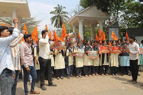 ಅಜೀಮ್ ಪ್ರೇಮ್‌ಜಿ ವಿಶ್ವವಿದ್ಯಾಲಯದಲ್ಲಿ ನಡೆಯುತ್ತಿರುವ ದೇಶ ವಿರೋಧಿ ಚಟುವಟಿಕೆಗಳನ್ನು ಖಂಡಿಸಿ ಎಬಿವಿಪಿ ಕಾರ್ಯಕರ್ತರು, ಹುಬ್ಬಳ್ಳಿಯ ಬಿವಿಬಿ ಕಾಲೇಜ್ ಮುಂಭಾಗದಲ್ಲಿ ಬುಧವಾರ ಪ್ರತಿಭಟನೆ ನಡೆಸಿದರು.