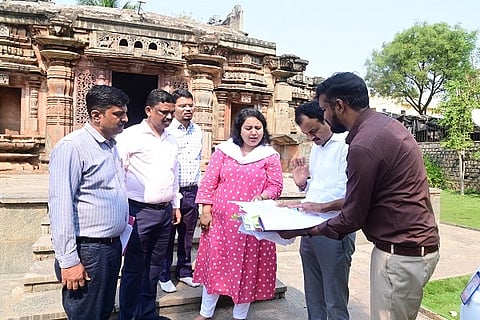 ಹುಬ್ಬಳ್ಳಿಯ ಉಣಕಲ್‌ನಲ್ಲಿರುವ ಚಂದ್ರಮೌಳೇಶ್ವರ (Chandramouleshwara) ದೇವಸ್ಥಾನಕ್ಕೆ ಧಾರವಾಡ ಜಿಲ್ಲಾಧಿಕಾರಿ ಸ್ನೇಹಲ್ ಆರ್. ಬುಧವಾರ ಭೇಟಿ ನೀಡಿ, ದಾಖಲೆಗಳನ್ನು ಪರಿಶೀಲಿಸಿದರು.