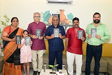 ವಿಆರ್‌ಎಲ್ ಸಮೂಹ ಸಂಸ್ಥೆಗಳ ಚೇರ್ಮನ್ ಡಾ. ವಿಜಯ ಸಂಕೇಶ್ವರ ಅವರು ಪತ್ರಕರ್ತ ರವೀಂದ್ರ ಜೋಶಿ ವಿರಚಿತ ‘ಇಂಡಿಯನ್ ಜೇಮ್ಸ್ ಬಾಂಡ್ ಅಜಿತ್ ದೋವಲ್’ (ajit doval)ಕೃತಿಯನ್ನು ಹುಬ್ಬಳ್ಳಿಯಲ್ಲಿ ಶನಿವಾರ ಬಿಡುಗಡೆಗೊಳಿಸಿದರು.