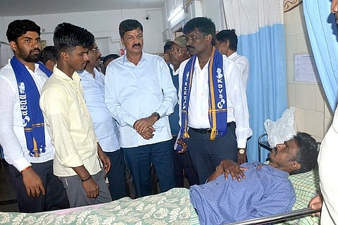 ಹುಬ್ಬಳ್ಳಿಯ ವಿವೇಕಾನಂದ ಜನರಲ್ ಆಸ್ಪತ್ರೆಯಲ್ಲಿ ದಾಖಲಾಗಿರುವ ಗಾಯಾಳುಗಳ ಆರೋಗ್ಯವನ್ನು ಮಾಜಿ ಸಚಿವ ರಮೇಶ ಜಾರಕಿಹೊಳಿ (inamveerapura) ಗುರುವಾರ ವಿಚಾರಿಸಿದರು.
