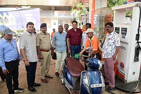 ಹುಬ್ಬಳ್ಳಿಯ (petrol problem) ಇಂಡಿಯನ್ ಆಯಿಲ್ ಪೆಟ್ರೋಲ್ ಬಂಕ್‌ಗೆ ಆಹಾರ ಮತ್ತು ನಾಗರಿಕ ಪೂರೈಕೆ ಇಲಾಖೆ ಜಂಟಿ ನಿರ್ದೇಶಕ ವಿನೋದಕುಮಾರ ಹೆಗ್ಗಳಗಿ ಬುಧವಾರ ಭೇಟಿ ನೀಡಿ ಪರಿಶೀಲಿಸಿದರು.