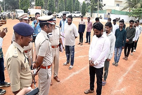 ಹುಬ್ಬಳ್ಳಿಯ ಸಿಎಆರ್ ಮೈದಾನದಲ್ಲಿ ಬುಧವಾರ  ಕೊಲೆ ಯತ್ನ ಪ್ರಕರಣಗಳ ಆರೋಪಿಗಳ ಪರೇಡ್‌ನಲ್ಲಿ ಪೊಲೀಸ್ ಆಯುಕ್ತ ಎನ್. ಶಶಿಕುಮಾರ್, ಆರೋಪಿಗಳಿಗೆ ಎಚ್ಚರಿಕೆ ನೀಡಿದರು (deported)