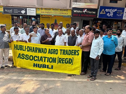 ವಿವಿಧ ಬೇಡಿಕೆ ಈಡೇರಿಸುವಂತೆ ಆಗ್ರಹಿಸಿ(protest) ಹು-ಧಾ ಆಗ್ರೋ ಟ್ರೇಡರ್ಸ್ ಅಸೋಸಿಯೇಷನ್ ವತಿಯಿಂದ ಹುಬ್ಬಳ್ಳಿಯಲ್ಲಿ ಸೋಮವಾರ ಪ್ರತಿಭಟನೆ ನಡೆಯಿತು.  