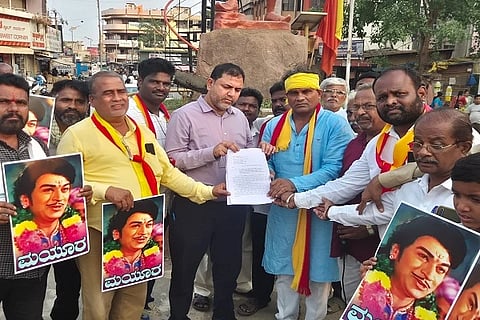 ನಟ ಚೇತನ ಅವರನ್ನು ರಾಜ್ಯದಿಂದ ಗಡಿಪಾರು ಮಾಡುವಂತೆ ಆಗ್ರಹಿಸಿ ಅಖಿಲ ಕರ್ನಾಟಕ ಡಾ. ರಾಜಕುಮಾರ (dr.rajkumar) ಅಭಿಮಾನಿ ಸಂಘಗಳ ಒಕ್ಕೂಟದಿಂದ ಹುಬ್ಬಳ್ಳಿಯಲ್ಲಿ ಸೋಮವಾರ ತಹಸೀಲ್ದಾರ್ ಮೂಲಕ ಮುಖ್ಯಮಂತ್ರಿಗೆ ರವಾನಿಸಲಾಯಿತು.