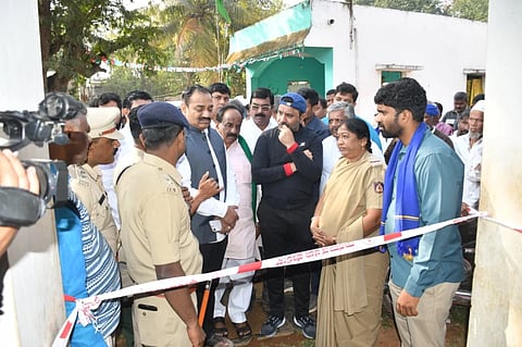 ಧಾರವಾಡ ಜಿಲ್ಲಾ ಉಸ್ತುವಾರಿ ಸಚಿವ ಸಂತೋಷ ಲಾಡ್, ಇನಾಂವೀರಾಪೂರ (inamveerapura) ಗ್ರಾಮದಲ್ಲಿರುವ ವಿವೇಕಾನಂದ ದೊಡ್ಡಮನಿ ಅವರ ಮನೆಗೆ ಶನಿವಾರ ಭೇಟಿ ನೀಡಿ ಪರಿಶೀಲಿಸಿದರು.  