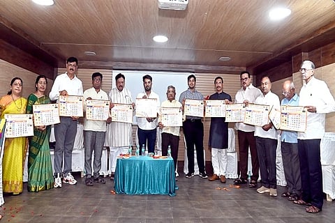 ಹುಬ್ಬಳ್ಳಿಯ ದಿ ಎಸ್‌ಎಸ್‌ಕೆ (ssk) ಕೋಆಪ್ ಬ್ಯಾಂಕ್ ನಿಯಮಿತ ಕಚೇರಿಯಲ್ಲಿ ಸೋಮವಾರ 2026ನೇ ಸಾಲಿನ ಕ್ಯಾಲೆಂಡರ್ ಬಿಡುಗಡೆ ಮಾಡಲಾಯಿತು.