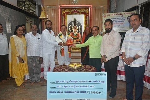 ಹುಬ್ಬಳ್ಳಿಯ ಶ್ರೀ ಹುಲಿಗೆಮ್ಮದೇವಿ ದೇವಸ್ಥಾನದಲ್ಲಿಯ ಕಟ್ಟಡ ನಿರ್ಮಾಣಕ್ಕೆ ಶಾಸಕ ಮಹೇಶ ಟೆಂಗಿನಕಾಯಿ ಅವರು ಶಾಸಕರ ಅನುದಾನದಡಿ 6,58,508 ರೂ. ಚೆಕ್ (grants) ಅನ್ನು ಬುಧವಾರ ವಿತರಿಸಿದರು. 