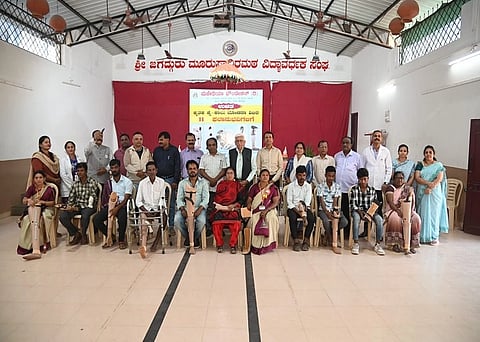 ವಿಶ್ವ ಅಂಗವಿಕಲರ (disability) ದಿನಾಚರಣೆ ನಿಮಿತ್ತ ಮಜೇಥಿಯಾ ಫೌಂಡೇಷನ್ ವತಿಯಿಂದ ಹುಬ್ಬಳ್ಳಿಯಲ್ಲಿ 11 ಅಂಗವಿಕಲರಿಗೆ ಕೃತಕ ಕೈ ಕಾಲು, ವರ್ಕಿಂಗ್ ಹ್ಯಾಂಡ್ ಬುಧವಾರ ವಿತರಿಸಲಾಯಿತು.