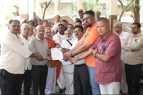 ಬಾಗಲಕೋಟೆ ನಗರದ ಜಿಲ್ಲಾಡಳಿತ ಭವನದಲ್ಲಿ ಬ್ರಾಹ್ಮಣ ಮಹಾಸಭಾ ಮುಖಂಡರು ಪ್ರತಿಭಟನೆ ನಡೆಸಿ ಅಪರ ಜಿಲ್ಲಾಽಕಾರಿ ಅಶೋಕ ತೇಲಿ ಅವರಿಗೆ ಮನವಿ ಸಲ್ಲಿಸಿದರು. 