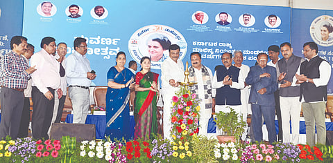 ಹುಬ್ಬಳ್ಳಿಯ ನೆಹರು ಮೈದಾನದಲ್ಲಿ ಮಂಗಳವಾರ ಕರ್ನಾಟಕ ರಾಜ್ಯ ಮಾಲಿನ್ಯ ನಿಯಂತ್ರಣ ಮಂಡಳಿಯ ಸುವರ್ಣ ಮಹೋತ್ಸವ ಕಾರ್ಯಕ್ರಮವನ್ನು ಮಂಡಳಿ ಅಧ್ಯಕ್ಷ ಹಾಗೂ ಶಾಸಕ ಪಿ.ಎಂ. ನರೇಂದ್ರಸ್ವಾಮಿ ಉದ್ಘಾಟಿಸಿದರು. ಶಾಸಕರಾದ ಪ್ರಸಾದ ಅಬ್ಬಯ್ಯ, ಮಹೇಶ ಟೆಂಗಿನಕಾಯಿ, ಜಿಲ್ಲಾಧಿಕಾರಿ ದಿವ್ಯ ಪ್ರಭು, ಮೇಯರ್​ ಜ್ಯೋತಿ ಪಾಟೀಲ, ಡಾ. ರುದ್ರೇಶ ಘಾಳಿ, ಶಾಕೀರ್​ ಸನದಿ, ಇತರರು ಇದ್ದರು.