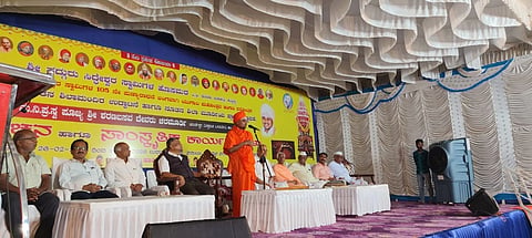 ಹುಬ್ಬಳ್ಳಿಯ ಶ್ರೀ ಸಿದ್ದೇಶ್ವರ ಹೊಸಮಠದ ಆವರಣದಲ್ಲಿ ಕೊಪ್ಪಳ ಗವಿಮಠದ ಶ್ರೀ ಅಭಿನವ ಗವಿಸಿದ್ದೇಶ್ವರ ಸ್ವಾಮೀಜಿ gavishreeಶನಿವಾರ ಆಶೀರ್ವಚನ ನೀಡಿದರು.