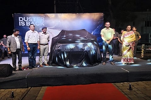 ಹುಬ್ಬಳ್ಳಿಯ ಅಮರಗೋಳ ಬಳಿಯ (renault car) ರೆನಾಲ್ಟ್ ಶೋರೂಮ್‌ನಲ್ಲಿ ಶನಿವಾರ ಹೊಸ ರೆನಾಲ್ಟ್ ಡಸ್ಟರ್ ಕಾರ್ ಬಿಡುಗಡೆ ಮಾಡಲಾಯಿತು.