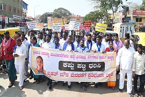 ಇನಾಂವೀರಾಪುರ ಗ್ರಾಮದಲ್ಲಿನ ಮರ್ಯಾದೆ ಹತ್ಯೆ ಖಂಡಿಸಿ ಶ್ರೀಮತಿ ಮಾನ್ಯ ಮಾರ್ಯಾದೆಗೇಡು ಹತ್ಯೆ ವಿರೋಧಿ ಹೋರಾಟ ಸಮಿತಿ ಪದಾಧಿಕಾರಿಗಳು, ಹುಬ್ಬಳ್ಳಿಯಲ್ಲಿ ಸೋಮವಾರ ಮೌನ ಪ್ರತಿಭಟನಾ (protest) ಮೆವರಣಿಗೆ ನಡೆಸಿದರು.