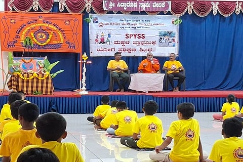 ಹುಬ್ಬಳ್ಳಿಯ (yoga) ವಿಶ್ವ ಹಿಂದು ಪರಿಷತ್ ಕಾರ್ಯಾಲಯ ಕಟ್ಟಡದ ಧರ್ಮಸಿರಿಯಲ್ಲಿ ನಾಲ್ಕು ದಿನಗಳ ಉಚಿತ ವಸತಿ ಸಹಿತ ಜಿಲ್ಲಾ ಪ್ರಶಿಕ್ಷಣ ಶಿಬಿರದ ಸಮಾರೋಪದಲ್ಲಿ ಶ್ರೀ ಯಶವಂತಾನಂದ ಸ್ವಾಮೀಜಿ ಮಾತನಾಡಿದರು.
