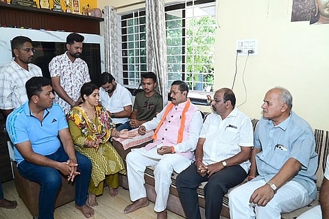 ಹುಬ್ಬಳ್ಳಿಯ ವಿಕಾಸನಗರದ ಸಂತ್ರಸ್ತೆ ಮನೆಗೆ (basangouda yatnal) ವಿಜಯಪುರ ಶಾಸಕ ಬಸನಗೌಡ ಪಾಟೀಲ ಯತ್ನಾಳ ಸೋಮವಾರ ಭೇಟಿ ನೀಡಿ, ಯುವತಿಯ ತಂದೆ-ತಾಯಿಗೆ ಸಾಂತ್ವನ ಹೇಳಿದರು.