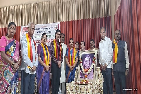ಹುಬ್ಬಳ್ಳಿಯಲ್ಲಿ ಶನಿವಾರ ಏರ್ಪಡಿಸಿದ್ದ ಉಪನ್ಯಾಸ ಹಾಗೂ ಸಾಧಕರಿಗೆ ಸನ್ಮಾನ ಕಾರ್ಯಕ್ರಮವನ್ನು ಮೇಯರ್ ಜ್ಯೋತಿ ಪಾಟೀಲ, ಗುರವ್ವ ಹೊರಟ್ಟಿ (avva) ಅವರ ಭಾವಚಿತ್ರಕ್ಕೆ ಪುಷ್ಪ ಸಮರ್ಪಿಸಿದರು. 