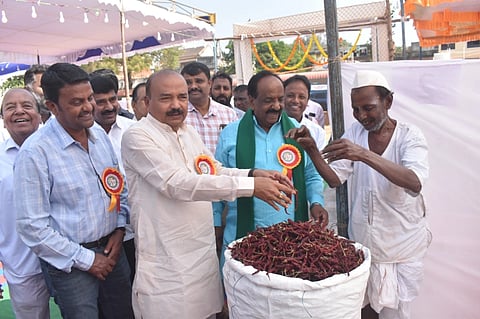 ಹುಬ್ಬಳ್ಳಿಯಲ್ಲಿ ಶುಕ್ರವಾರ ಏರ್ಪಡಿಸಿದ್ದ ಒಣ ಮೆಣಸಿನಕಾಯಿ (chillies)ಮೇಳಕ್ಕೆ ಆಗಮಿಸಿದ್ದ ಮೆಣಸಿನಕಾಯಿಯನ್ನು ಶಾಸಕರಾದ ಎಂ.ಆರ್. ಪಾಟೀಲ, ಎನ್.ಎಚ್. ಕೋನರಡ್ಡಿ ವೀಕ್ಷಿಸಿದರು.